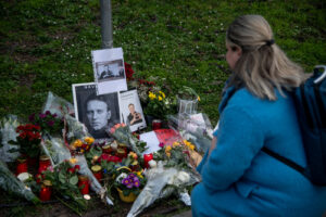Fiori per Aleksej Navalny presso il giardino Anna Politkovskaja a Milano