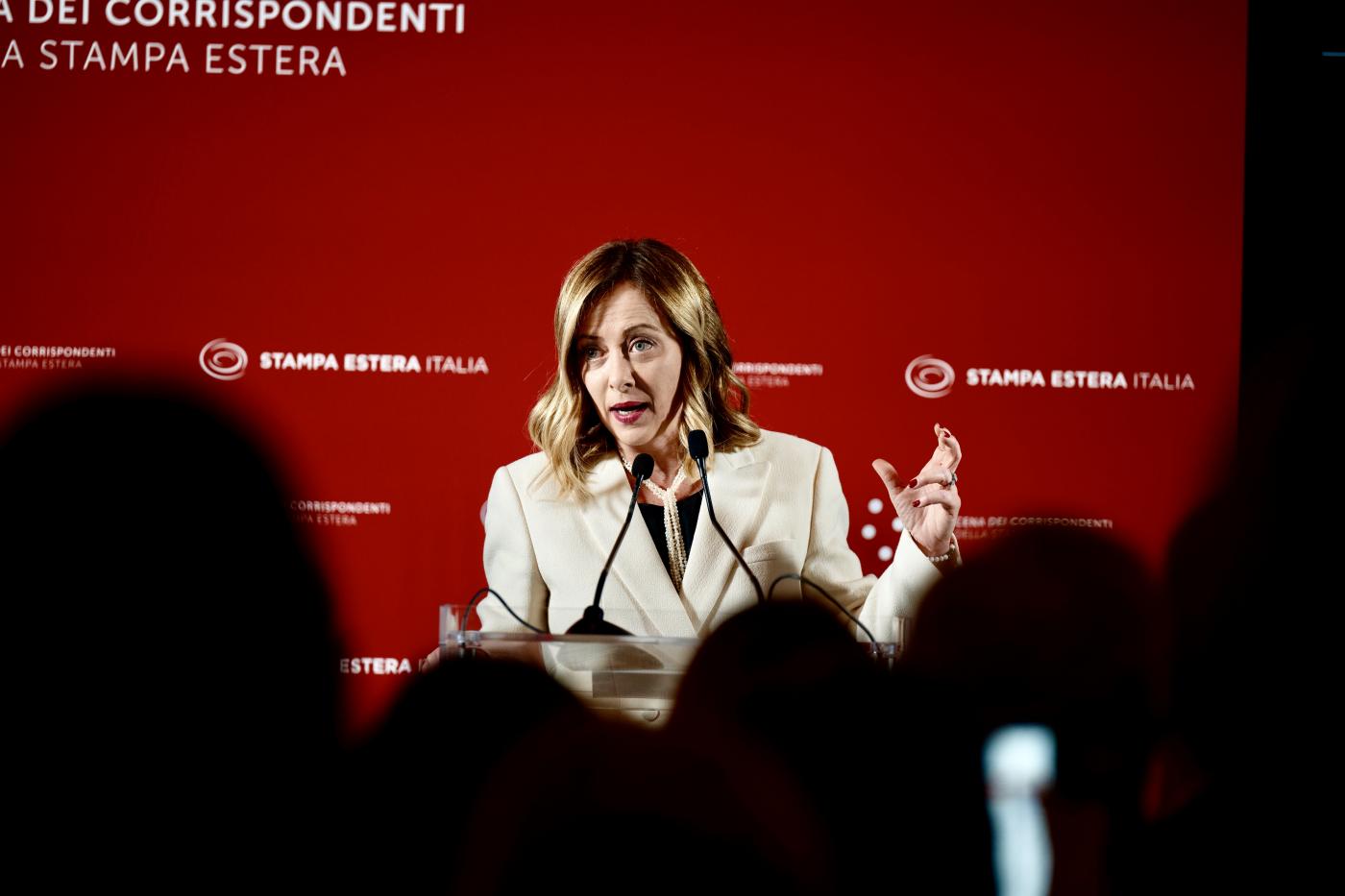 Cortei, Meloni: “Pericoloso togliere il sostegno alla polizia”