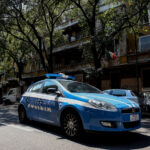 Napoli, uomo barricato in casa: bloccato e disarmato da Polizia