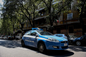 Milano, accoltella la ex e tenta la fuga fermando un'auto per strada