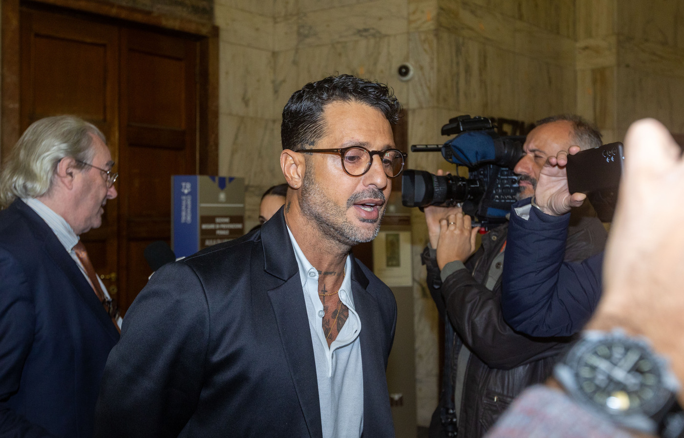 fabrizio corona senza limiti al teatro nazionale insulti e sessismo da Lapresse.it fabrizio corona senza limiti al teatro nazionale insulti e sessismo