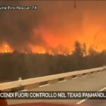 Incendi in Texas: il camion dei pompieri attraversa l’inferno di fuoco