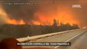 Incendi in Texas: il camion dei pompieri attraversa l’inferno di fuoco