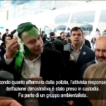 Portogallo, candidato alle elezioni ricoperto di vernice verde