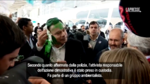 Portogallo, candidato alle elezioni ricoperto di vernice verde