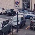 Torino, le immagini dell’assalto a volante polizia per impedire rimpatrio