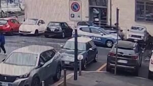 Torino, le immagini dell’assalto a volante polizia per impedire rimpatrio