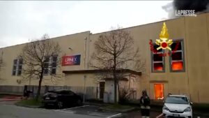 Milano, grosso incendio in deposito farmaceutico a Truccazzano