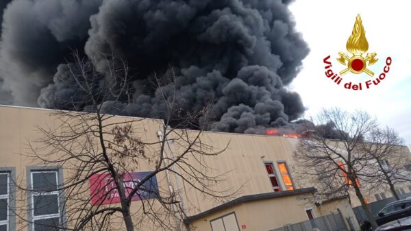 Milano, maxi incendio a Truccazzano: colonna di fumo nero