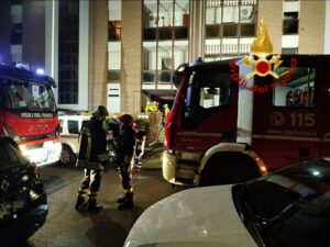 Livorno, appartamento in fiamme: un morto e sei feriti