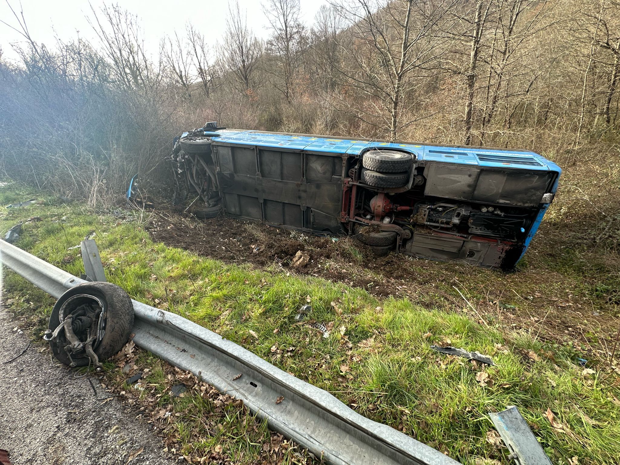 Potenza, bus con 40 studenti a bordo finisce fuori strada