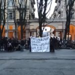 Torino, corteo anarchici dopo assalto a volante polizia