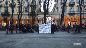 Torino, corteo anarchici dopo assalto a volante polizia