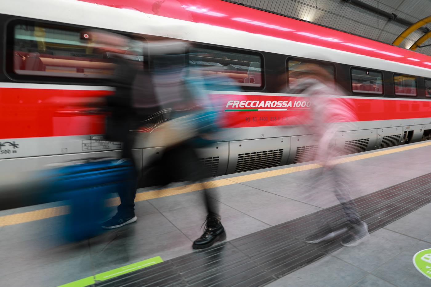 Roma, guasto alle porte della capitale: treno sotto il sole per ore senza aria condizionata