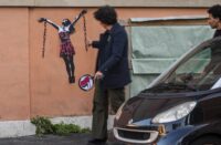 Dipinto murale che raffigura l\'attivista antifascista italiana Ilaria Salis vicino all\'ambasciata ungherese a Roma