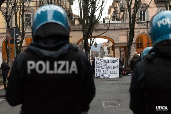 Presidio anarchico contro il fermo di cinque militanti di Torino