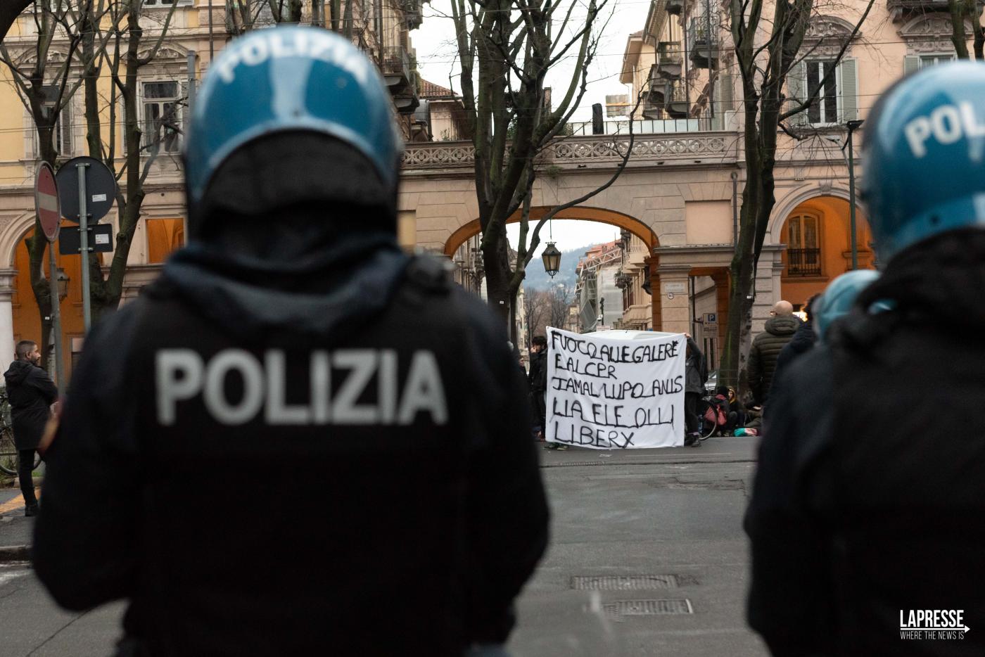 Cortei, Tajani: “Poliziotti figli del popolo attaccati da radical chic”