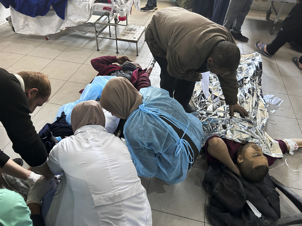 Gaza, spari e calca: 112 morti tra folla in fila per aiuti