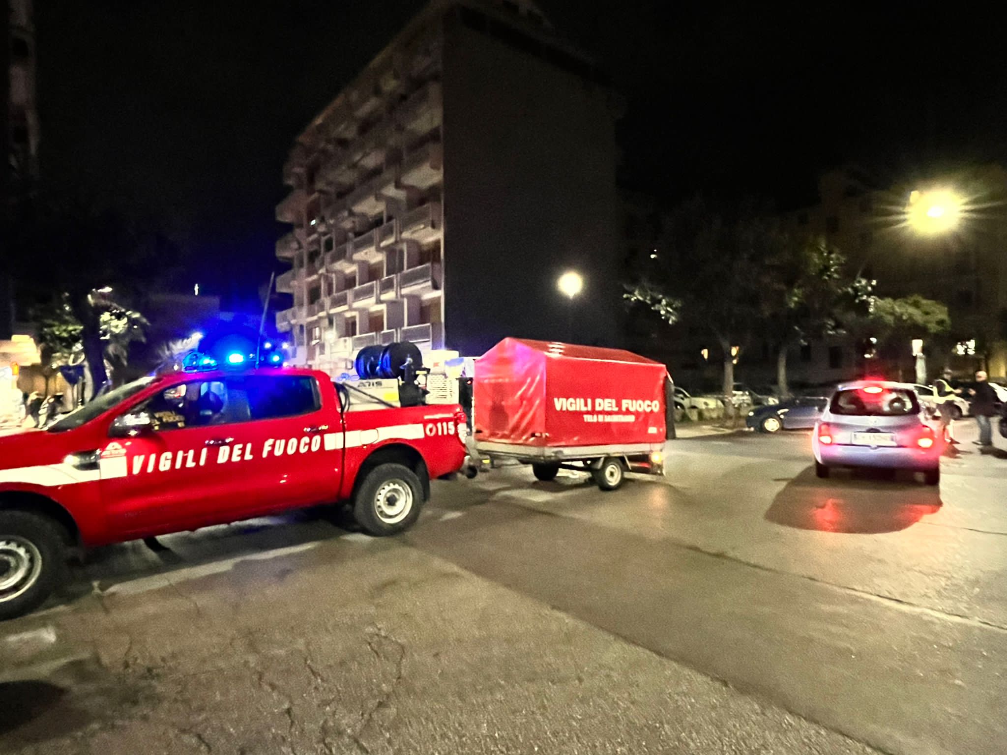 Pescara, da 28 ore minaccia di buttarsi dal balcone Pescara, da 28 ore minaccia di buttarsi dal balcone