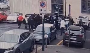 Torino, 15 denunciati per assalto a volante polizia