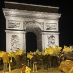 Agricoltori, protesta all’Arco di Trionfo di Parigi