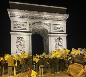 Agricoltori, protesta all’Arco di Trionfo di Parigi