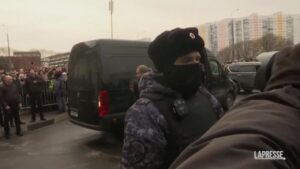 Mosca, il feretro di Navalny arriva in chiesa