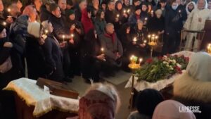 Navalny, funerale a bara aperta in chiesa a Mosca