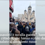 Navalny, la folla fuori dalla chiesa: “Putin assassino, no alla guerra”