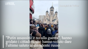 Navalny, la folla fuori dalla chiesa: “Putin assassino, no alla guerra”