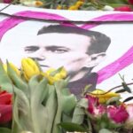 Navalny, fiori davanti all’ambasciata russa a Berlino