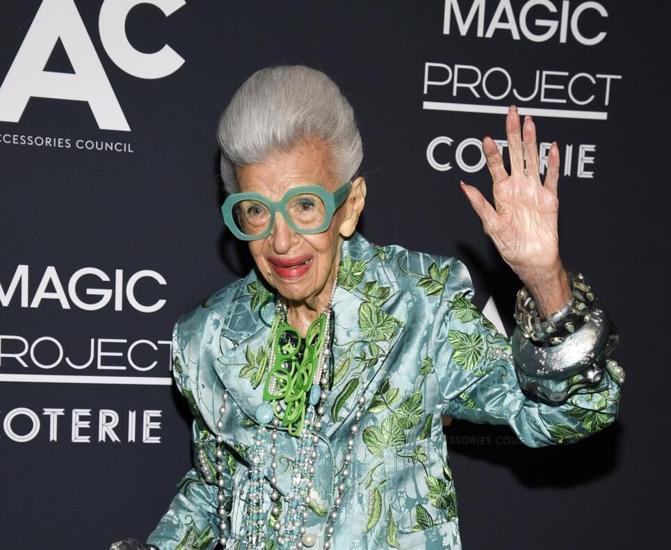 Usa, morta a 102 anni l’icona della moda Iris Apfel Usa, morta a 102 anni l’icona della moda Iris Apfel