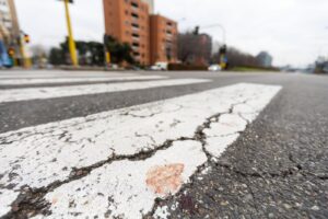 Uomo in monopattino investito a Milano