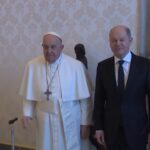 Vaticano, Scholz dona a Papa Francesco pallone Euro 2024