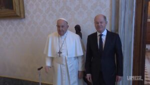 Vaticano, Scholz dona a Papa Francesco pallone Euro 2024