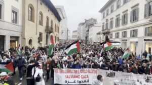 Corteo pro-Palestina a Milano: 1500 persone tra cori, slogan e “Bella ciao”