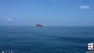 Mar Rosso, affonda nave colpita da Houthi: le immagini