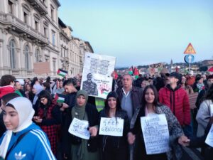 Cortei, in migliaia a Pisa, Milano e Roma