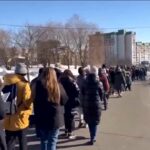 Navalny, a Mosca lunga fila di persone davanti alla tomba del dissidente