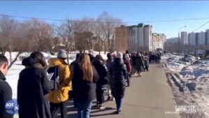 Navalny, a Mosca lunga fila di persone davanti alla tomba del dissidente