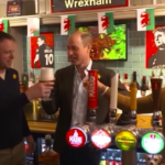 Galles, principe William spilla birre in un pub di Wrexham