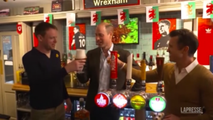 Galles, principe William spilla birre in un pub di Wrexham