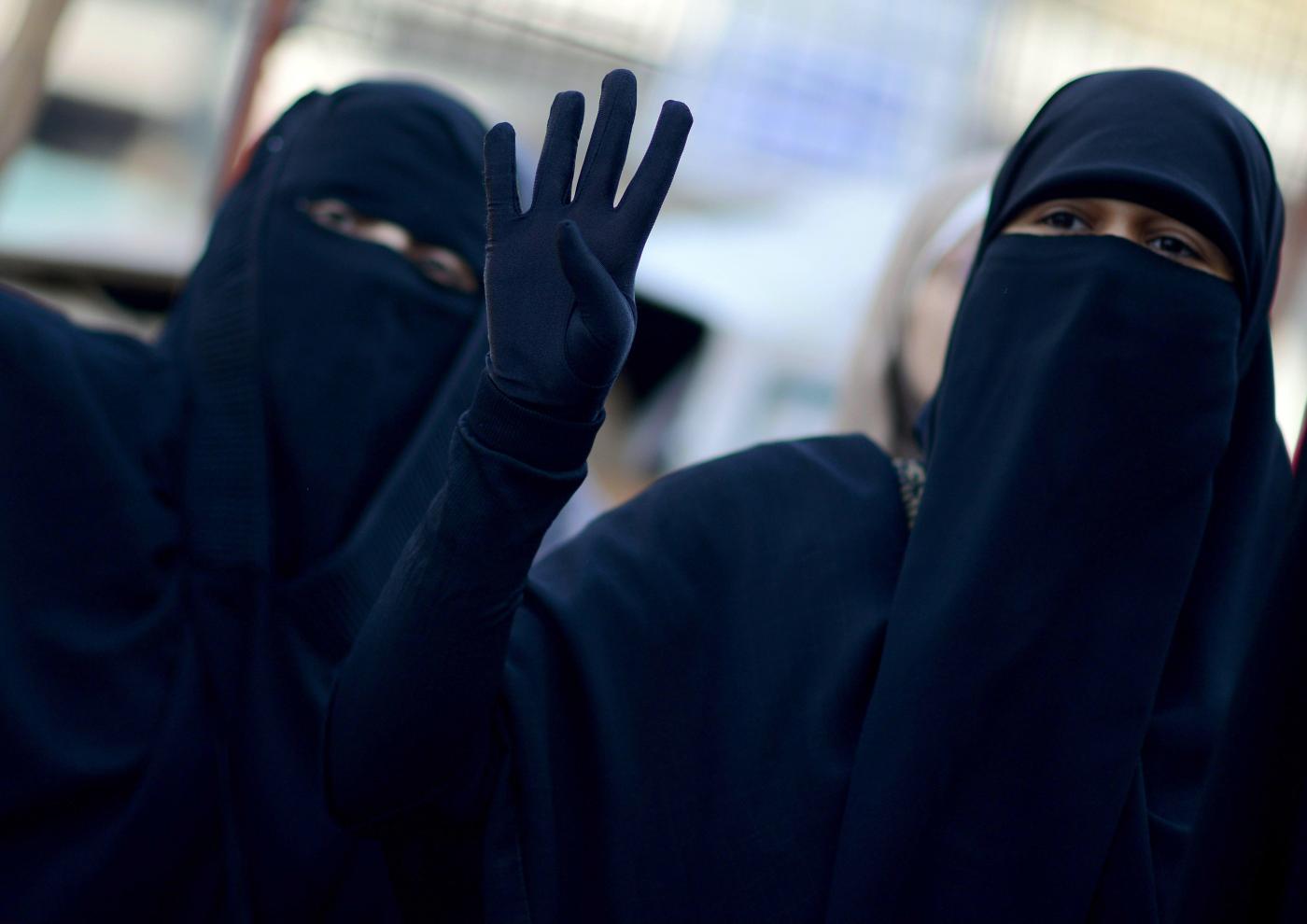 Pordenone, bimba di 10 anni con niqab a scuola: maestra le fa scoprire il volto