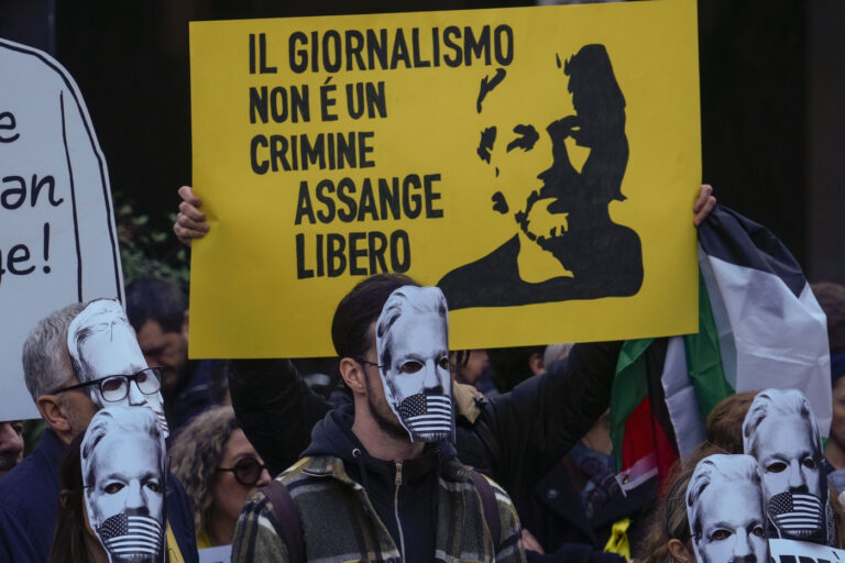Attivisti pro-Assange manifestano davanti all'ambasciata britannica a Roma .