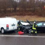 Belluno, incidente tra due auto e un furgoncino: un ferito