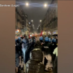 Milano, tensione tra polizia e manifestanti contro presidio Lega in via Padova: le immagini