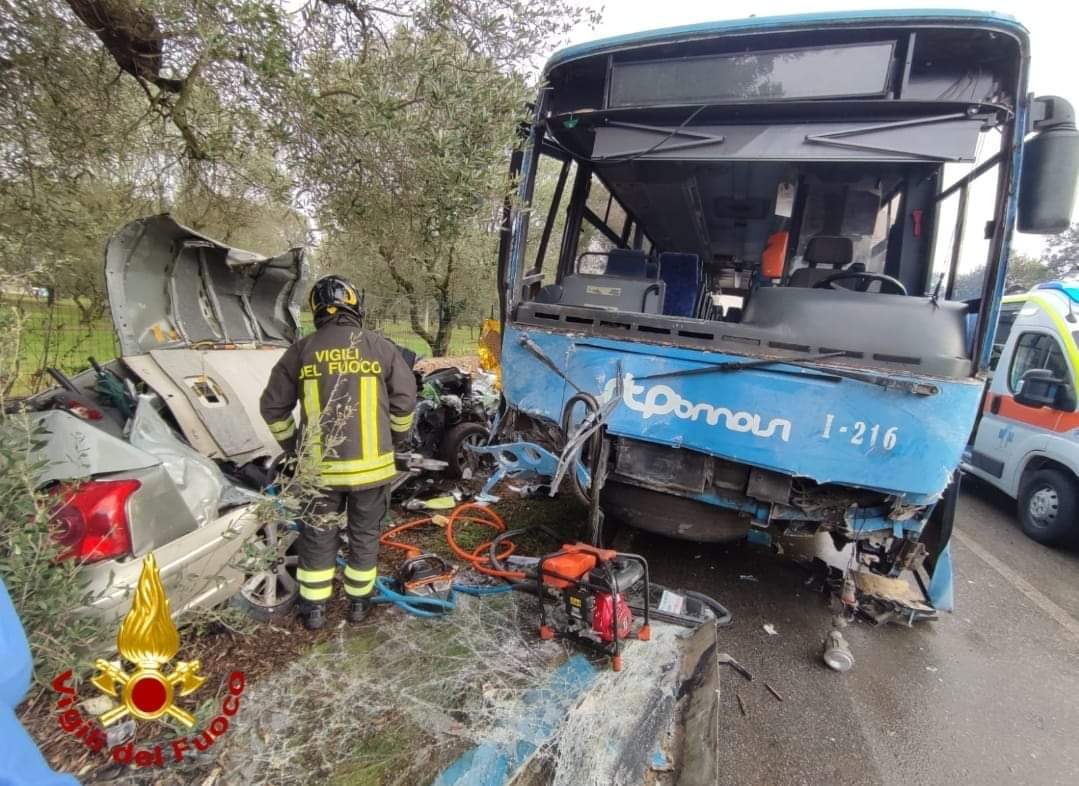 Brindisi, schianto auto-pullman: un morto