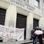 Milano, occupato Liceo Parini: prof colpisce studente con ombrello