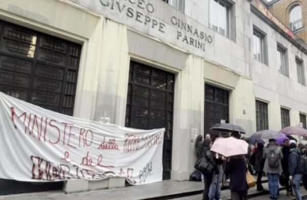 Milano, occupato Liceo Parini: prof colpisce studente con ombrello