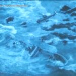 Giappone, peschereccio alla deriva si incaglia su rocce: le immagini del salvataggio